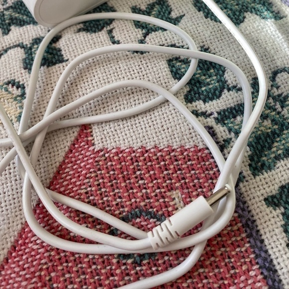 LIKE NEW POWER ADAPTER - Picture 4 of 5